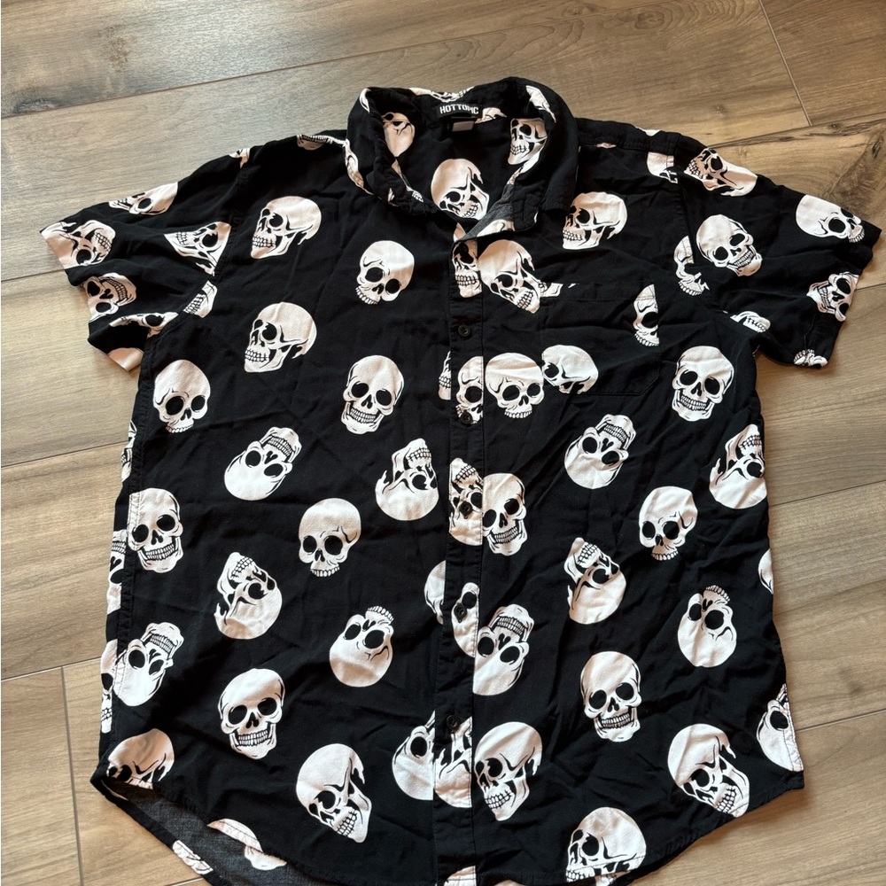 Hot Topic Black and White Skull Casual Button Down Shirt